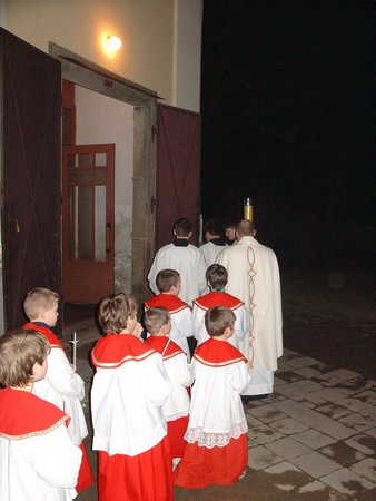 Sobotn vigilie - slavnostn prvod do kostela