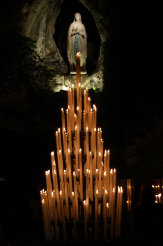 Jeskyn zjeven se sochou Panny Marie a svcnem, kde pod ho svce