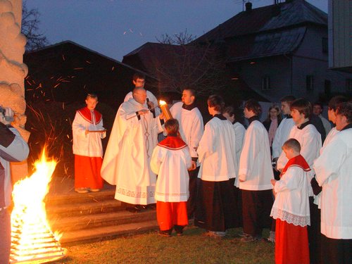 Bl sobota - prv rozsvcen velikonon svce od ohn