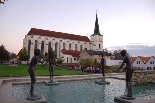 fontna se sochami od Olbrama Zoubka - pohled na kostel