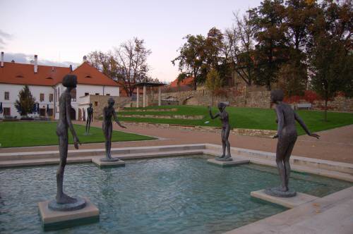 fontna se sochami od Olbrama Zoubka - pohled do zahrad