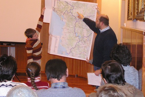 Otec Jan Linhart u mapy Albnie.